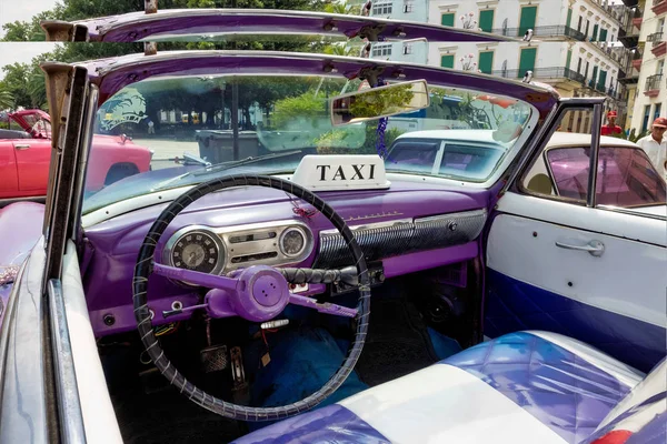 古巴哈瓦那街头的经典美国车 — 图库照片