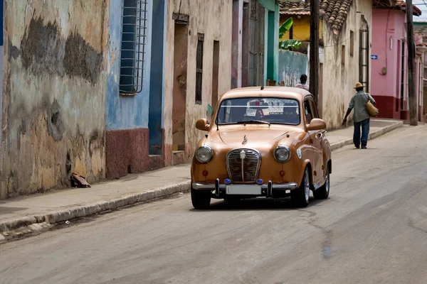 在古巴特立尼达街头的经典美国车 — 图库照片