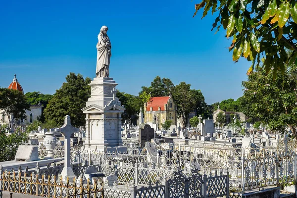 Graves and tombs in Colon Cementery, Havana, Cuba. — Stock Photo, Image