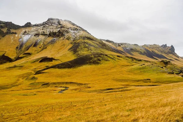 Typowy islandzki krajobraz w pobliżu miejscowości Skogar w Islandii — Zdjęcie stockowe