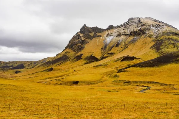 Typisch IJslands landschap bij het Skogar dorp in IJsland — Stockfoto