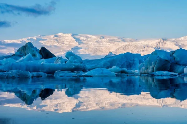 Icebergs v ledovcové laguně Joekulsarlon na Islandu, v Evropě — Stock fotografie
