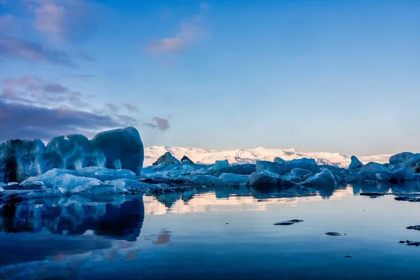 Eisberge in der Gletscherlagune von Joekulsarlon in Island, Europa — Stockfoto