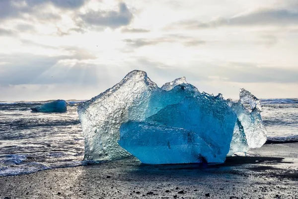 Айсберг на Diamond Beach Joekulsarlon в Исландии, Европа — стоковое фото