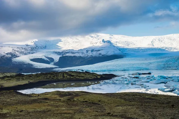 Iceberg nella laguna ghiacciata di Joekulsarlon in Islanda, Europa — Foto Stock