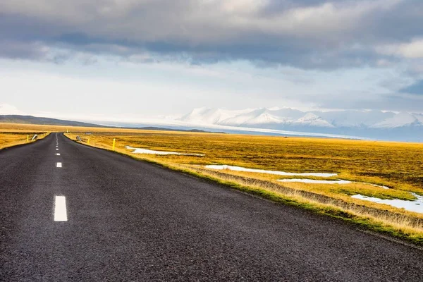 Typiskt isländskt landskap mellan vik och Joekulsarlon på Island — Stockfoto