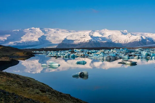 Icebergs en la laguna glaciar de Joekulsarlon en Islandia, norte de Europa — Foto de Stock