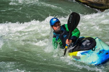 Augsburg, Almanya-16 Haziran 2019: Augsburg 'daki Eiskanal 'da Whitewater Kano