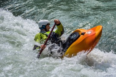 Augsburg, Almanya-16 Haziran 2019: Augsburg 'daki Eiskanal 'da Whitewater Kano