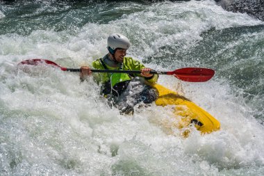 Augsburg, Almanya-16 Haziran 2019: Augsburg 'daki Eiskanal 'da Whitewater Kano