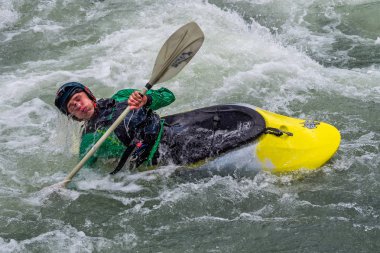 Augsburg, Almanya-16 Haziran 2019: Augsburg 'daki Eiskanal 'da Whitewater Kano