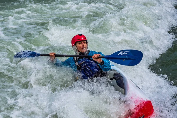 Augsburg, Niemcy-16 czerwca, 2019: spływy kajakowe na Eiskanal w Augsburgu — Zdjęcie stockowe