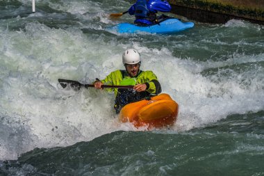 Augsburg, Almanya-16 Haziran 2019: Augsburg 'daki Eiskanal 'da Whitewater Kano