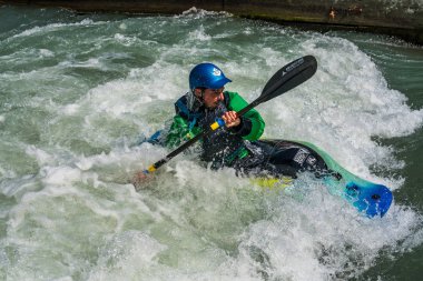 Augsburg, Almanya-16 Haziran 2019: Augsburg 'daki Eiskanal 'da Whitewater Kano