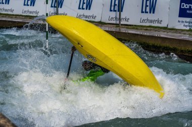 Augsburg, Almanya-16 Haziran 2019: Augsburg 'daki Eiskanal 'da Whitewater Kano