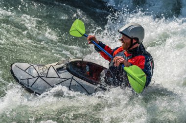 Augsburg, Almanya-16 Haziran 2019: Augsburg 'daki Eiskanal 'da Whitewater Kano