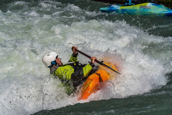 Augsbourg, Allemagne - 16 juin 2019 : kayak en eau vive sur l'Eiskanal à Augsbourg — Photo