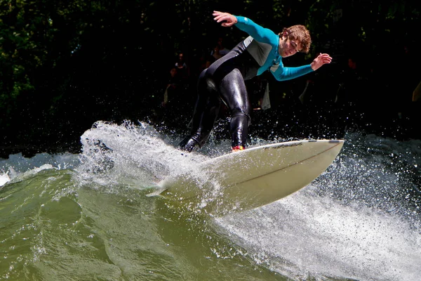 München, Deutschland - 13. Juli 2019: Surfer im Stadtfluss eisbach — Stockfoto