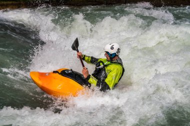 Augsburg, Almanya-16 Haziran 2019: Augsburg 'daki Eiskanal 'da Whitewater Kano