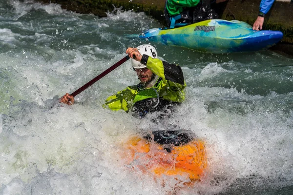 Augsburg, Německo-16. červen 2019: Whitewater na kajaku na Eiskantu v Augsburgu — Stock fotografie