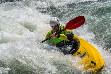 Augsburg, Almanya-16 Haziran 2019: Augsburg 'daki Eiskanal 'da Whitewater Kano