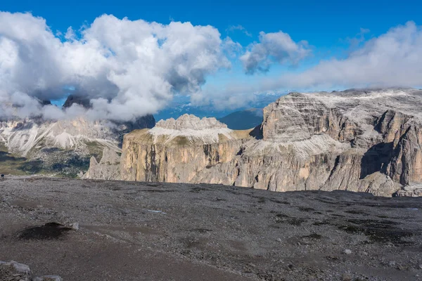 Il Sass Pordoi è un rilievo delle Dolomiti, nel gruppo del Sella, Italia — Foto Stock