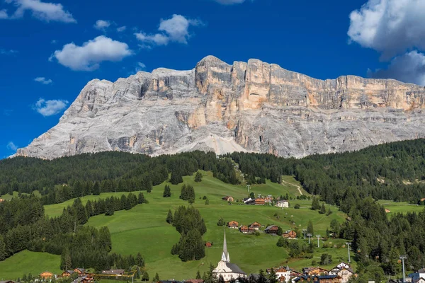 Sasso di Santa Croce ın Doğu Dolomites, Badia Vadisi, South Tyrol, İtalya — Stok fotoğraf