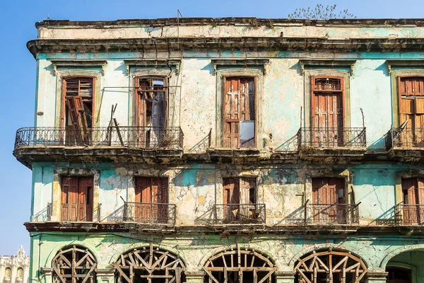 Vecchie case colorate nel centro di L'Avana, Cuba — Foto Stock