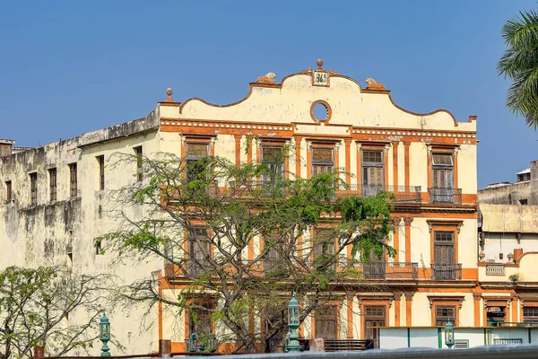 쿠바의 여러 상징적 인 건물이있는 하바나의 구시 가지 — 스톡 사진