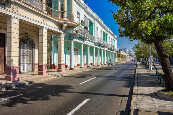 Edifici colorati in stile coloniale. Paseo el Prado a Cienfuegos, Cuba — Foto Stock