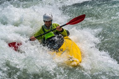 Augsburg, Almanya-16 Haziran 2019: Augsburg 'daki Eiskanal 'da Whitewater Kano