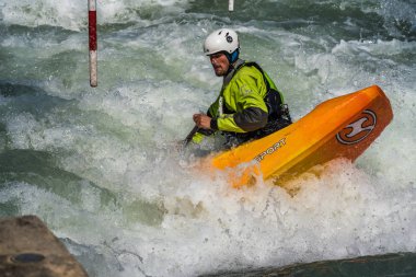 Augsburg, Almanya-16 Haziran 2019: Augsburg 'daki Eiskanal 'da Whitewater Kano