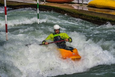 Augsburg, Almanya-16 Haziran 2019: Augsburg 'daki Eiskanal 'da Whitewater Kano