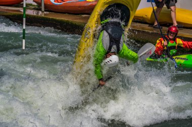 Augsburg, Almanya-16 Haziran 2019: Augsburg 'daki Eiskanal 'da Whitewater Kano