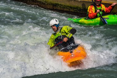 Augsburg, Almanya-16 Haziran 2019: Augsburg 'daki Eiskanal 'da Whitewater Kano