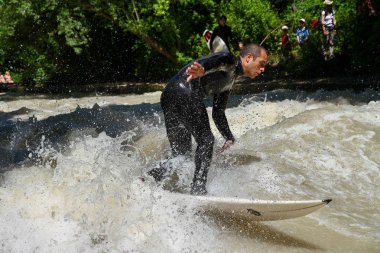 Münih, Almanya-Temmuz 13, 2019: şehir nehrinde sörfçü Eisbach denilen