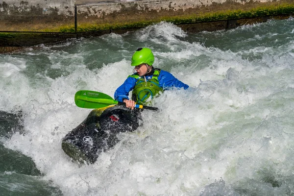 Augsburgo, Alemania - 16 de junio de 2019: Kayak de aguas bravas en el Eiskanal en Augsburgo —  Fotos de Stock