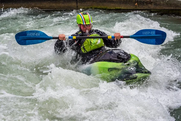 Augusta, Germania - 16 giugno 2019: kayak Whitewater sull'Eiskanal ad Augusta — Foto Stock