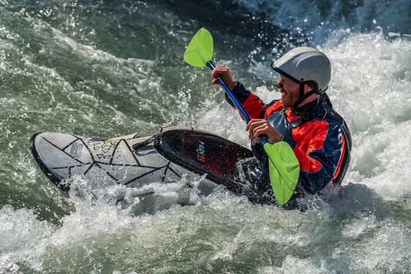 Augsburg, Németország-június 16, 2019: Whitewater kajakozás az Eiskanal Augsburgban — Stock Fotó