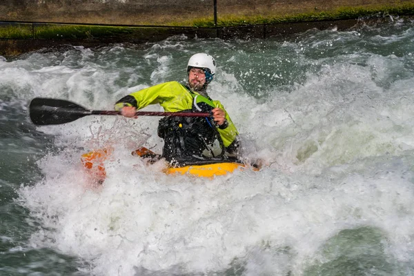 Augsburg, Almanya-16 Haziran 2019: Augsburg 'daki Eiskanal 'da Whitewater Kano — Stok fotoğraf