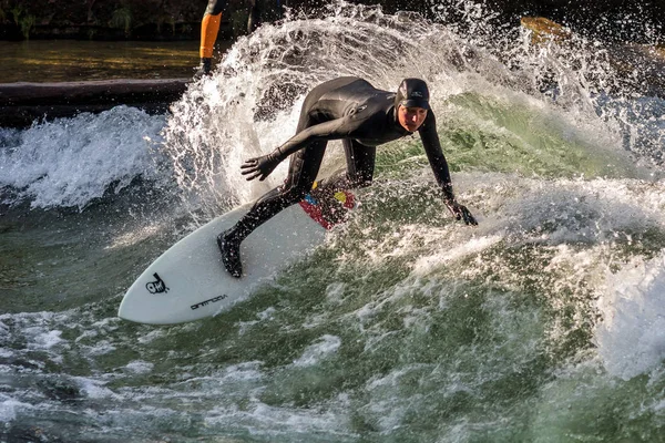 München, Németország-december 13, 2018: Surfer in the City River nevű Eisbach — Stock Fotó