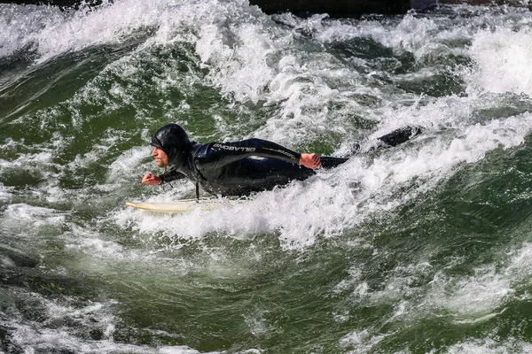 München, Németország-december 13, 2018: Surfer in the City River nevű Eisbach — Stock Fotó