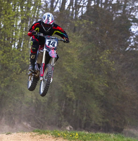 Warching, Duitsland-29 juni 2019: Motocross training in Warching — Stockfoto