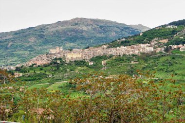 Sicilya'daki Petralia Sottana tepedeki köy, İtalya