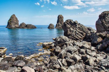Cyclops adası, Aci Trezza'da bazaltik kaya fomasyonu, Catania, Sicilya, İtalya.