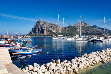 San Vito Lo Capo limanında tekneler, Sicilya, İtalya