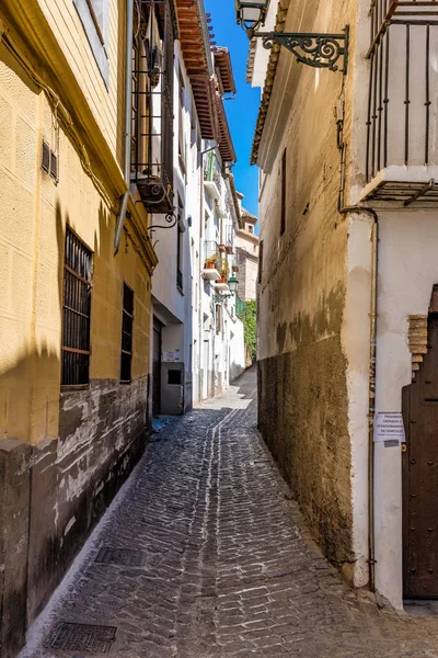 Granada, España - calle estrecha en el barrio medieval morisco de Albaicín —  Fotos de Stock