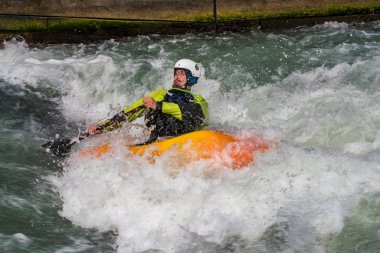 Augsburg, Almanya-16 Haziran 2019: Augsburg 'daki Eiskanal 'da Whitewater Kano