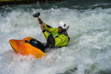 Augsburg, Almanya-16 Haziran 2019: Augsburg 'daki Eiskanal 'da Whitewater Kano