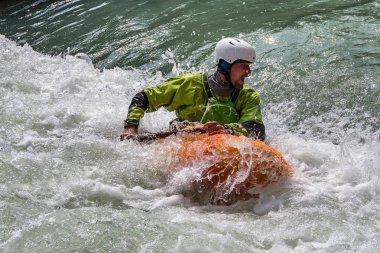 Augsburg, Almanya-16 Haziran 2019: Augsburg 'daki Eiskanal 'da Whitewater Kano